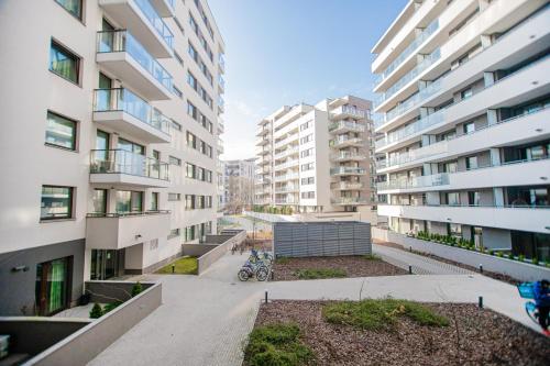 una vista aérea de un complejo de apartamentos con edificios en Lovely studio close to the Center. Free Parking, en Varsovia