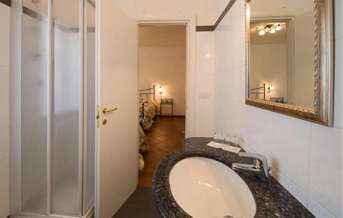 uma casa de banho com um lavatório e um espelho em Gorgeous Home In Ascoli Piceno With Wifi em Ascoli Piceno