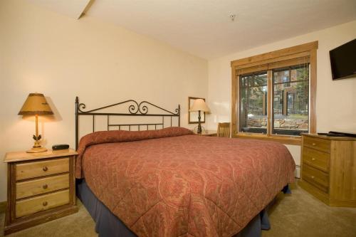 a bedroom with a large bed and a window at Mountain Thunder Lodge in Breckenridge