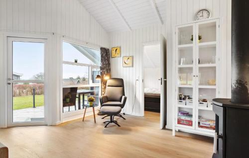 Høruphavにある2 Bedroom Lovely Home In Sydalsの白い部屋(椅子付)とベッドルーム1室