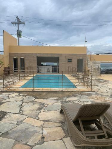 uma piscina em frente a um edifício em VIRASSOL Praia Hotel em Salvador