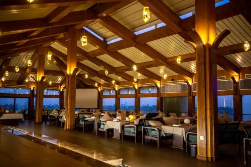 فندق دبليو اي في جدة: غرفة طعام مع طاولات وكراسي ونوافذ