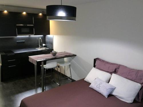 une chambre avec un lit et une cuisine avec une table dans l'établissement STUDIO Mr&Mrs, à Aix-en-Provence