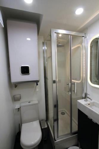 une salle de bain avec une douche, des toilettes et un lavabo dans l'établissement STUDIO Mr&Mrs, à Aix-en-Provence