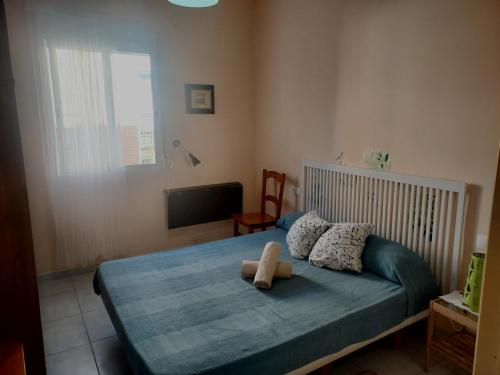 1 dormitorio con 1 cama con manta azul y TV en Cozy Private Room, en Valencia