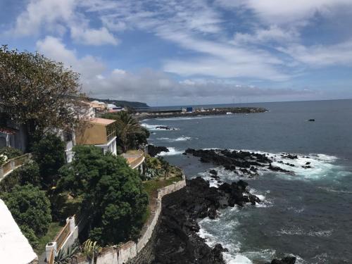 vista sull'oceano da una collina con case di A Villa by the Sea Bed & Breakfast a Vila Franca do Campo