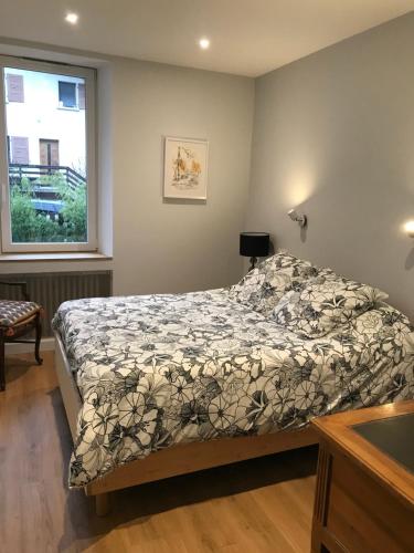 Un pat sau paturi într-o cameră la Chambre Sallanches