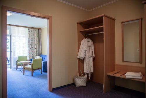 ein Hotelzimmer mit einem Kleiderschrank in der Unterkunft GASTHOF SCHEER Feriendomizil in Bad Gleichenberg