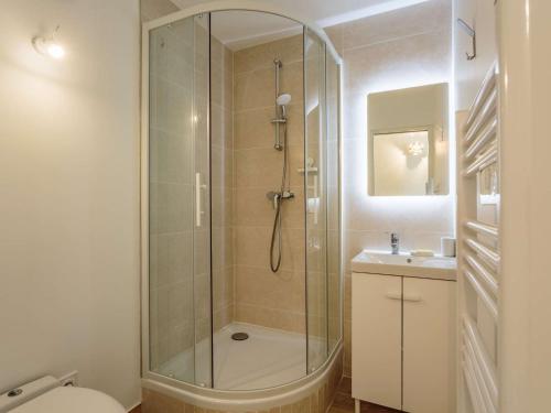een badkamer met een douche, een toilet en een wastafel bij Appartement Saint-Jean-de-Luz, 2 pièces, 4 personnes - FR-1-4-566 in Saint-Jean-de-Luz