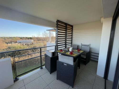Studio cabine neuf avec terrasse proche plage et centre, parking privé inclus - FR-1-250-185