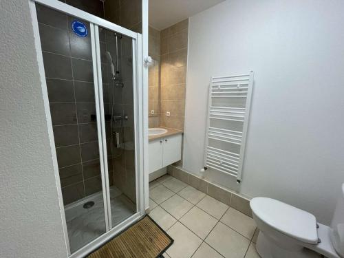 une salle de bain avec une douche, des toilettes et un lavabo dans l'établissement Studio cabine neuf avec terrasse proche plage et centre, parking privé inclus - FR-1-250-185, au Grau-du-Roi