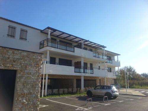 Studio cabine neuf avec terrasse proche plage et centre, parking privé inclus