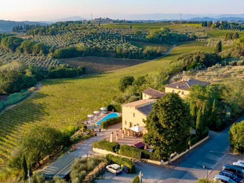 - une vue aérienne sur une maison dans un vignoble dans l'établissement Podere Vergianoni immerso nelChianti con piscina, à Tavarnelle in Val di Pesa