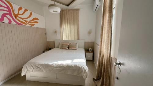 מיטה או מיטות בחדר ב-Dream House Art Hostel Garden and Terrace Haifa