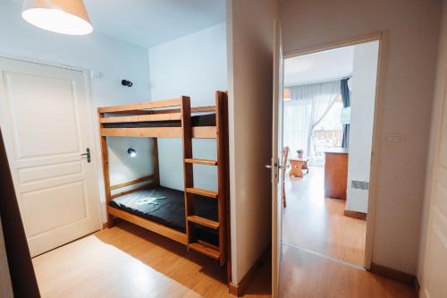 מיטה או מיטות קומותיים בחדר ב-Résidence Domaine de la Vallée d'Ax - Location à la nuit, linge inclus