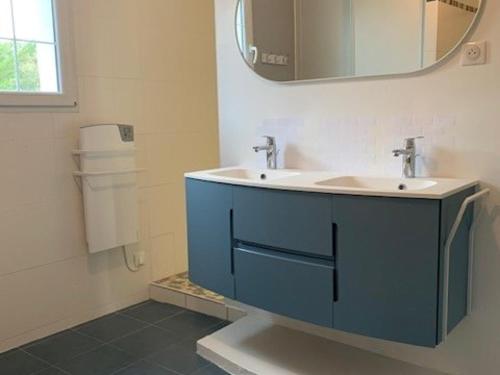 W łazience znajduje się niebieska umywalka i lustro. w obiekcie Maison neuve 8 pers. avec terrasse, 600m de la plage, La Cotinière, Saint-Pierre-d'Oléron - FR-1-246A-185 w mieście Saint-Pierre-dʼOléron