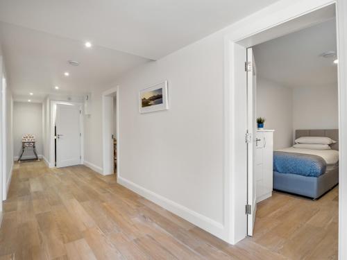 Ein Bett oder Betten in einem Zimmer der Unterkunft Cleggan Pierside Apt 2