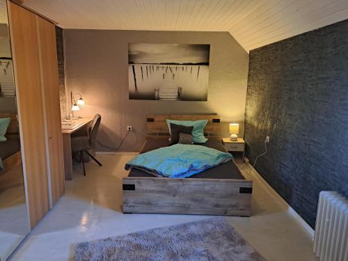 Villa RollNi في Haverlah: غرفة نوم صغيرة مع سرير ومكتب