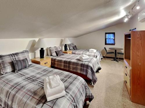 Habitación de hotel con 2 camas y mesa en Gray Wolf Lodge, 4 Bedrooms, Hot Tub, Mountain View, Pool Table, Sleeps 9, en Ruidoso