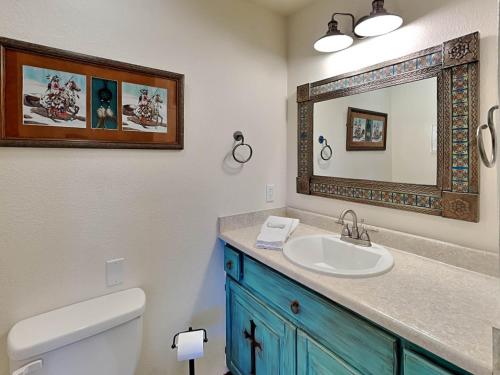 y baño con lavabo y espejo. en Gray Wolf Lodge, 4 Bedrooms, Hot Tub, Mountain View, Pool Table, Sleeps 9, en Ruidoso