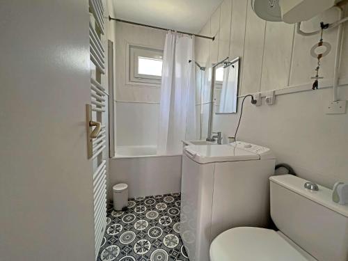 Photo de la galerie de l'établissement Superbe T2 à Berck: proche plage, commerces, balcon et parking inclus - FR-1-646-53, à Berck-sur-Mer