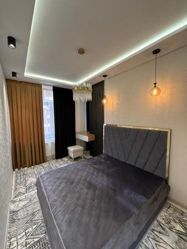 - une chambre avec un grand lit dans l'établissement Уютная квартира в центре города, à Samarcande
