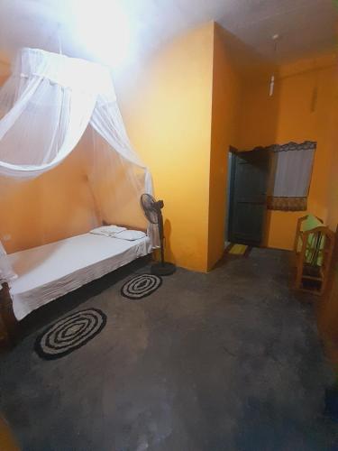 坦加拉的住宿－Milton Home Stay，一间卧室配有一张带蚊帐的床