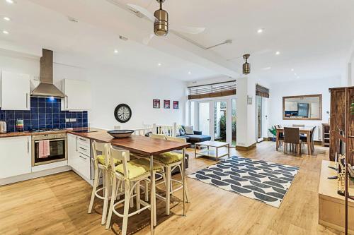 a kitchen and living room with a table and chairs at Gem on the Rye in London