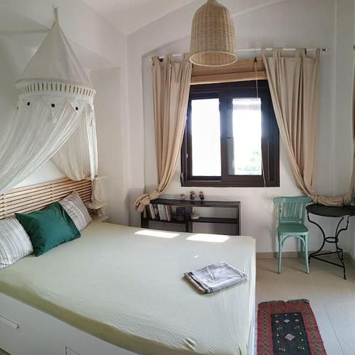 Ένα ή περισσότερα κρεβάτια σε δωμάτιο στο Maya's House at Sani