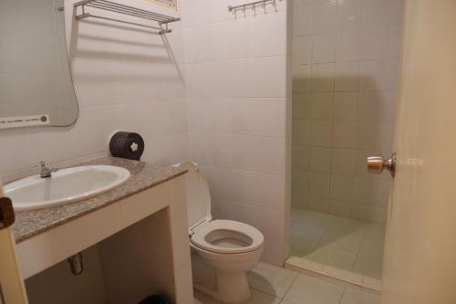 een badkamer met een toilet en een wastafel bij Goldbeach guesthouse in Ko Chang