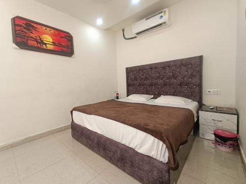 um quarto com uma cama grande num quarto em The Craft Hotel and Restaurant em Pānīpat