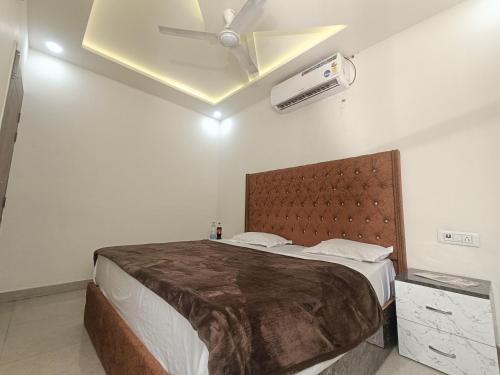 um quarto com uma cama e uma ventoinha de tecto em The Craft Hotel and Restaurant em Pānīpat