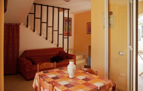 ein Wohnzimmer mit einem Tisch und einem Sofa in der Unterkunft 3 Bedroom Beautiful Home In Noto in Noto