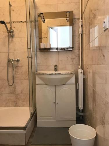 une salle de bain avec un lavabo, une douche et des toilettes dans l'établissement Studio neuf à 3 mn du Stade Vélodrome & Hôpital St Joseph, à Marseille