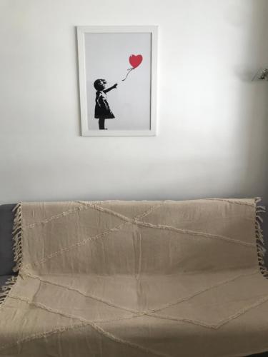 une photo d'une femme tenant un ballon en forme de cœur dans l'établissement Studio neuf à 3 mn du Stade Vélodrome & Hôpital St Joseph, à Marseille