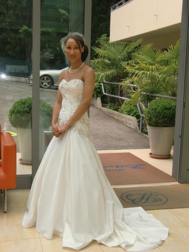 a woman in a wedding dress posing for a picture at Beach Hotel Du Lac Malcesine in Malcesine