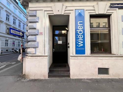 維也納的住宿－Hostel Wieden，建筑的侧面有蓝色标志