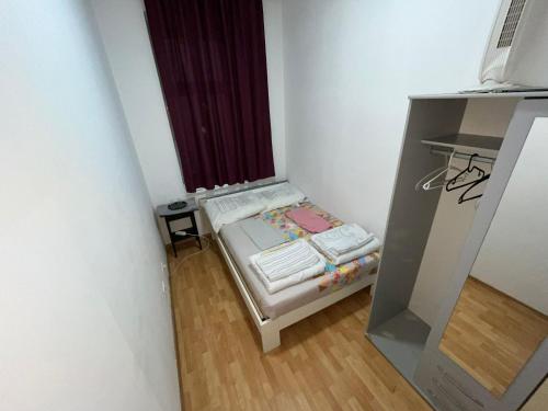 Hostel Wieden في فيينا: غرفة نوم صغيرة مع سرير صغير في غرفة