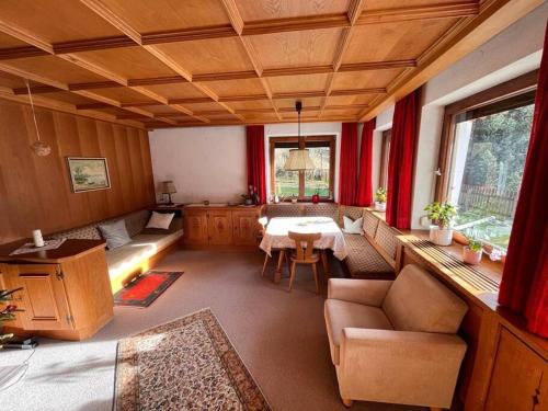 sala de estar con sofá y mesa en Ferienhaus Heimatplatzle, en Oetz