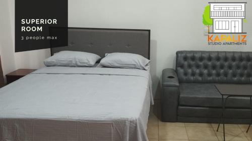 KAPALIZ في Tigre: سرير وكرسي في غرفه