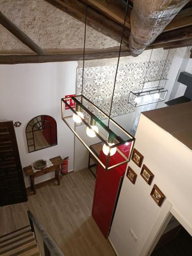 uma vista superior de uma cozinha com um lustre em El Mirador de la Azucena em Guadalajara
