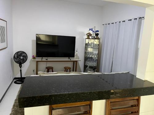 uma sala de estar com um balcão preto em AP 2 Quartos 6 Pessoas Luxo 200mt Axé Moi em Porto Seguro