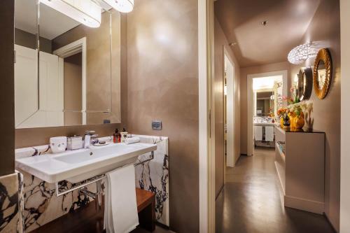 a bathroom with a sink and a mirror at Singer Palace Hotel in Rome