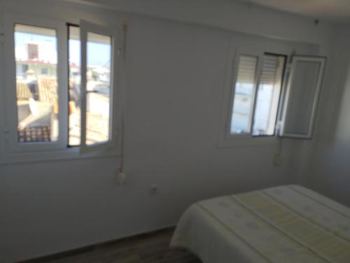 オリーバにあるCasa Blancaの白い部屋(ベッド1台、窓2つ付)