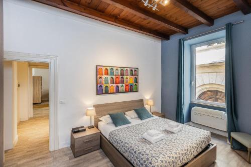 ローマにあるPiazza Navona Lovely Apartmentのベッドルーム1室(ベッド1台、大きな窓付)