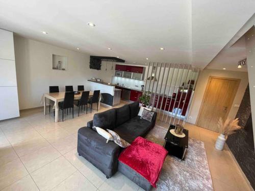 un salon avec un canapé et une salle à manger dans l'établissement Maison 3 chambres à Cutry, à Cutry