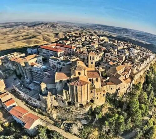 Γενική άποψη της πόλης Irsina ή θέα της πόλης από  αυτή η παραθεριστική κατοικία