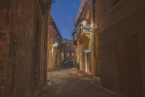 un vicolo tra due edifici in un vicolo di Maria Rosa Suites a Victoria