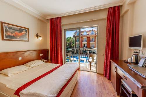 1 dormitorio con cama y ventana grande en ASTORIA PARK Hotel & Spa ALL INCLUSIVE, en Antalya
