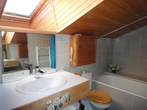 une salle de bain avec un lavabo, des toilettes et une baignoire dans l'établissement Residence Olympie I, à Méribel
